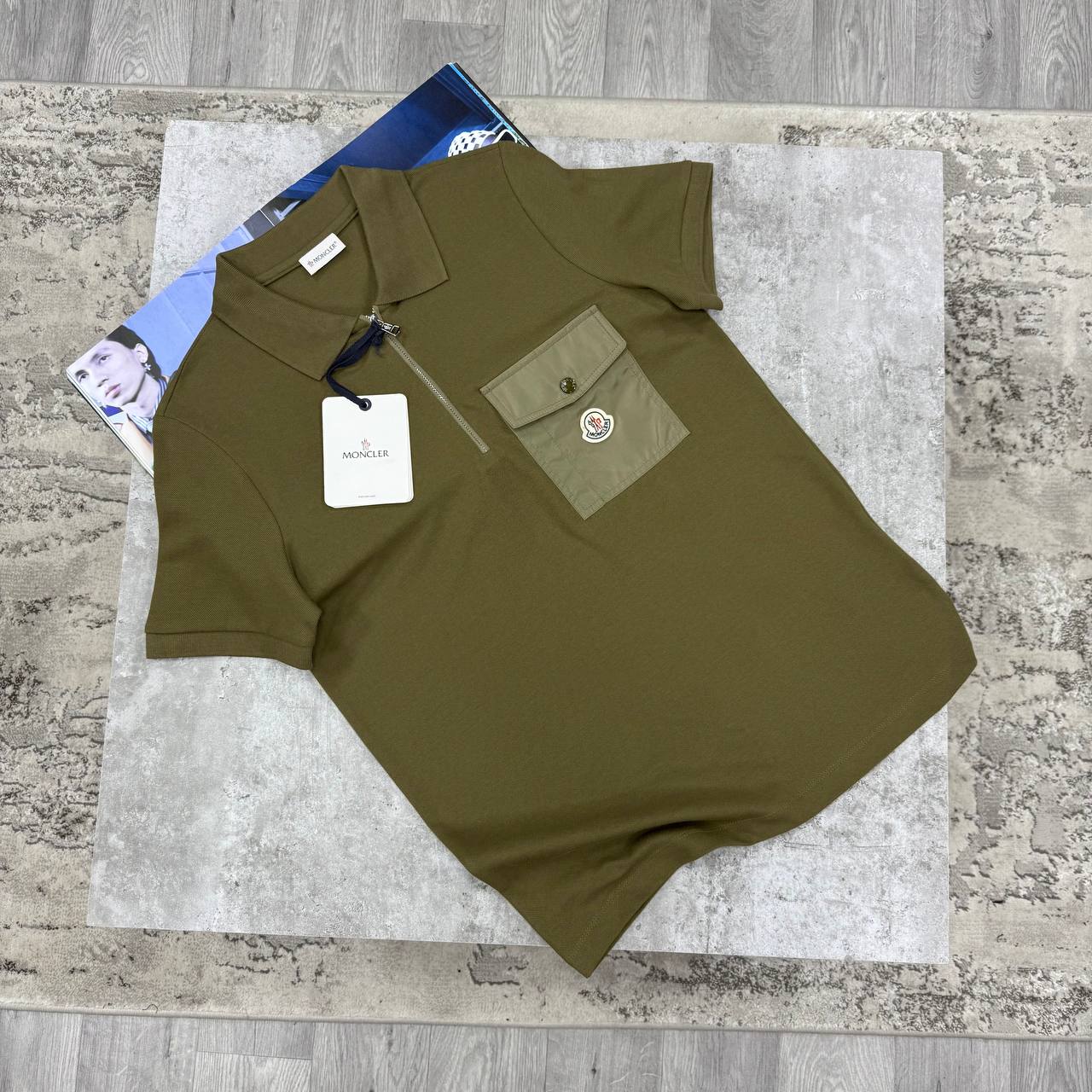 MNCLR ZIP POCKET POLO - OLIVE