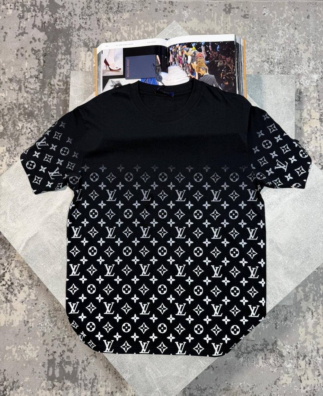 LVE MONOGRAM GRADIENT TSHIRT - BLACK