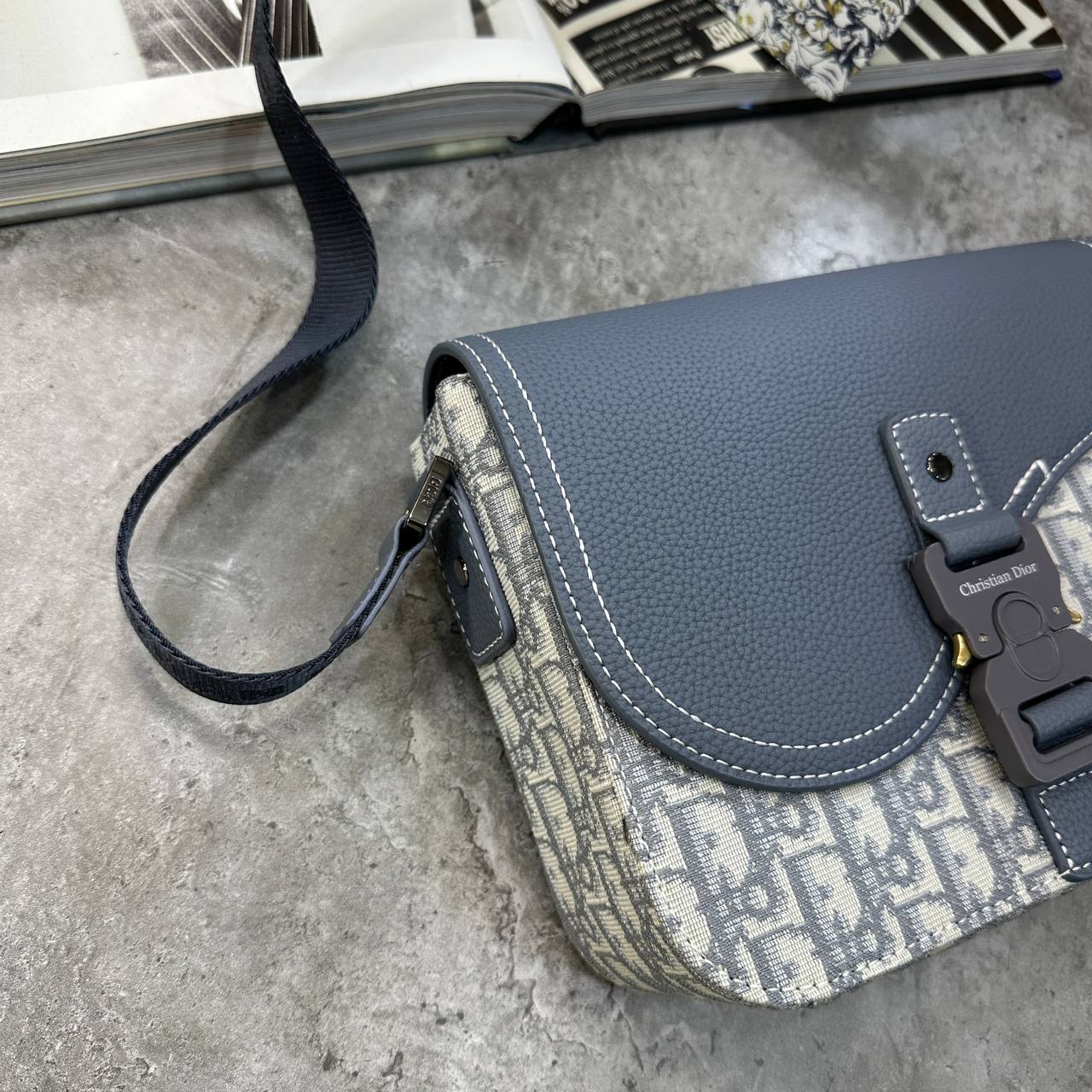 CD SADDLE MESSENGER BAG - GREY