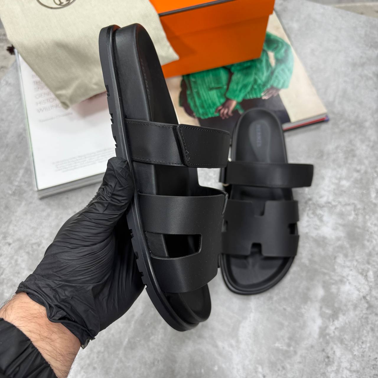 H CHYPRE SANDALS - BLACK
