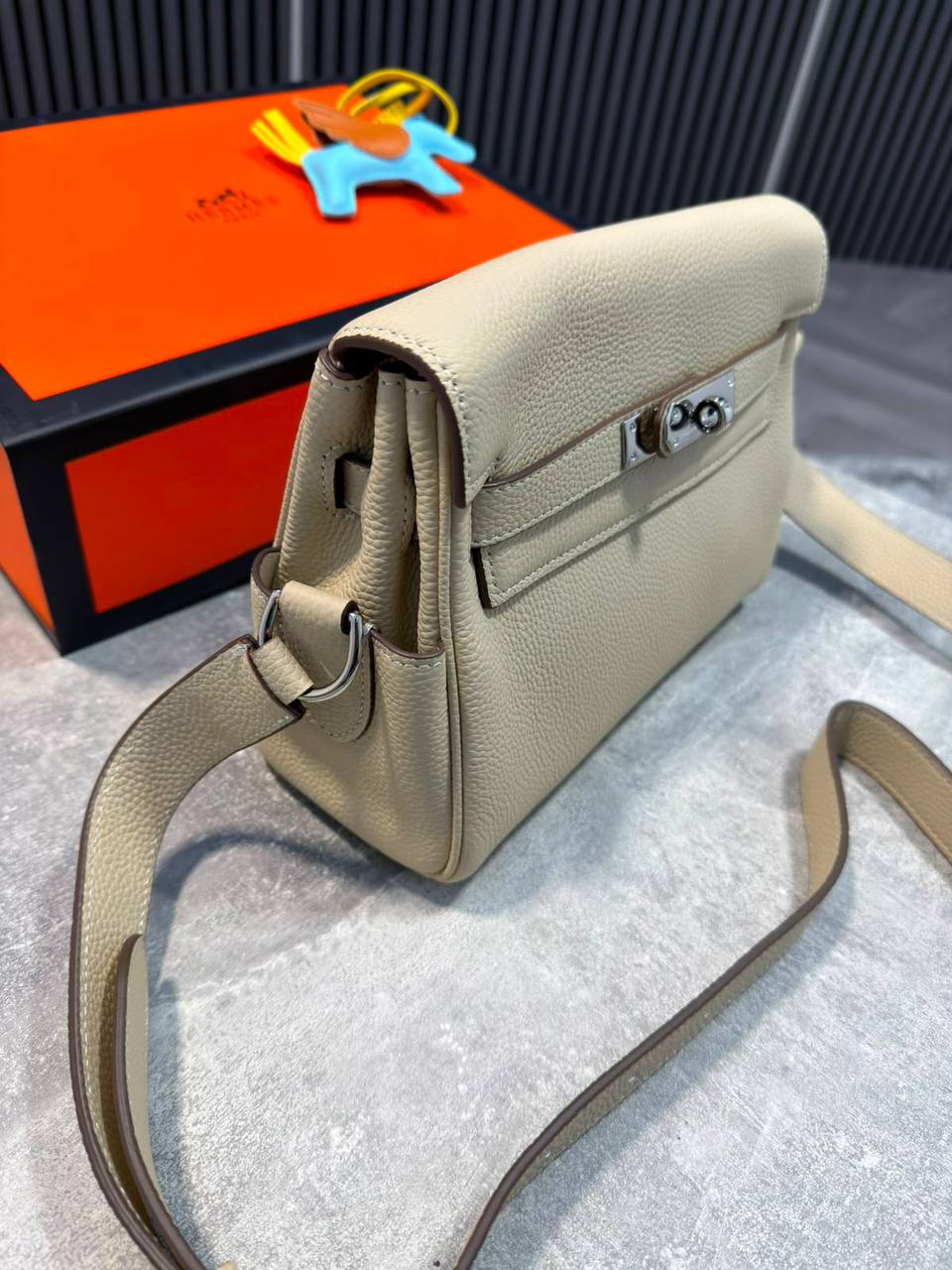 H KELLY MESSENGER BAG - BEIGE